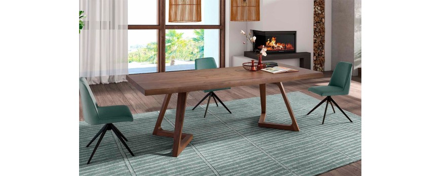 Qué color de sillas combinan con una mesa de madera oscura