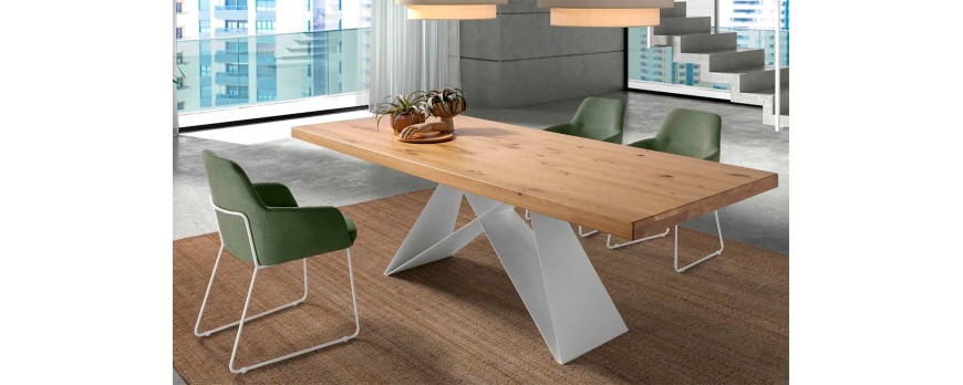 Qué color de sillas combinan con una mesa de madera clara