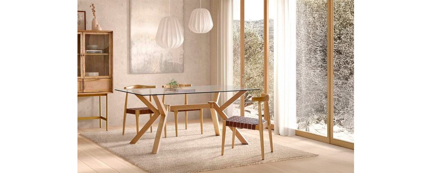 Cómo combinar una mesa de cristal de comedor con muebles de madera