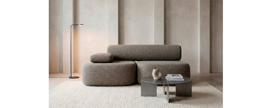 Cómo combinar un sofá gris oscuro y crear un salón elegante y equilibrado